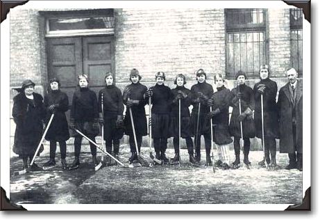 Alert Ladies Hockey Team, 1922, PA178129